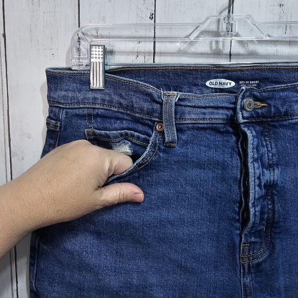 Old Navy Women's Sky-Hi Rise Blue Cotton Stretch Jean Shorts Raw Hem Size 14. - Picture 3 of 7